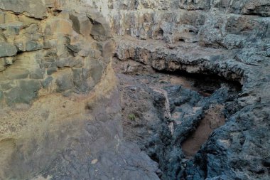 Muhteşem şekilleri ve eski evleri olan büyülü bir vadi.