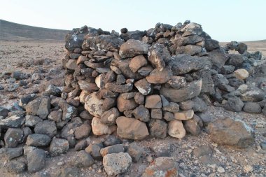 Muhteşem şekilleri ve eski evleri olan büyülü bir vadi.