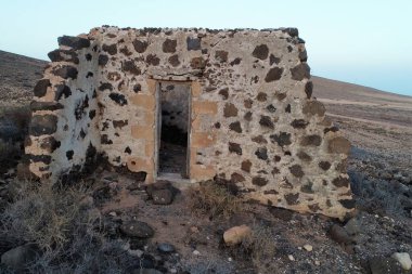 Muhteşem şekilleri ve eski evleri olan büyülü bir vadi.