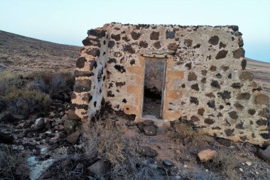 Muhteşem şekilleri ve eski evleri olan büyülü bir vadi.