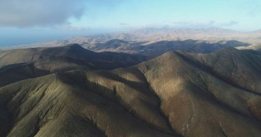 Kıyı şeridinde beyaz kumdan dağları olan güzel bir göl.