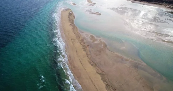 白い砂の山が広がる海岸線の美しいラグーン — ストック写真