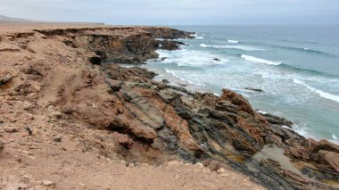 Kayalıklarıyla, renkleriyle ve deniziyle kıyı şeridi