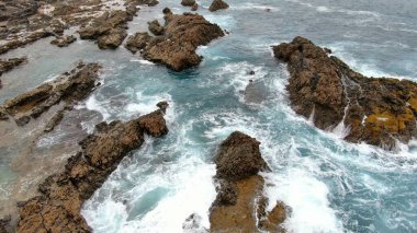 Kayalıklarıyla, renkleriyle ve deniziyle kıyı şeridi