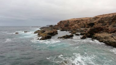 Kayalıklarıyla, renkleriyle ve deniziyle kıyı şeridi