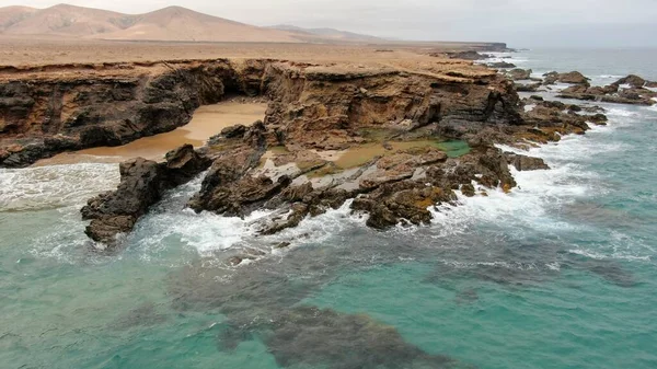 Kustlijn Met Zijn Kliffen Zijn Kleuren Zee — Stockfoto