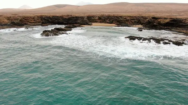 Kustlijn Met Zijn Kliffen Zijn Kleuren Zee — Stockfoto