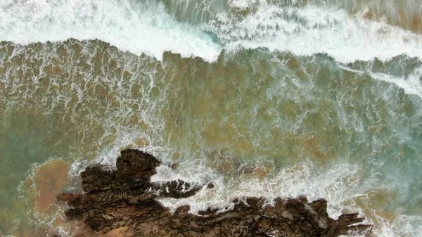 崖や色や海のある海岸線は — ストック写真