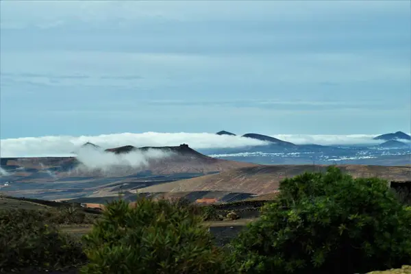 Σύννεφα Χειμώνα Κρυφοκοιτάζουν Πάνω Από Βουνά — Φωτογραφία Αρχείου