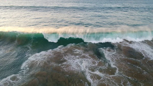 절벽과 색깔과 바다를 수있는 해안선의 — 스톡 사진