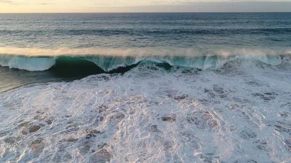 Puesta Sol Costa Con Sus Acantilados Sus Colores Mar Que —  Fotos de Stock