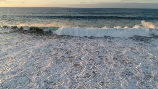 Kıyı Şeridinde Gün Batımında Kayalıkları Renkleri Deniz Fark Ediliyor — Stok fotoğraf