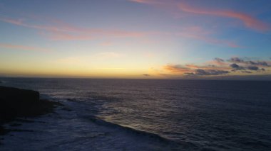 Uçurumlarıyla, renkleriyle ve deniziyle kıyı şeridi