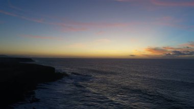 Uçurumlarıyla, renkleriyle ve deniziyle kıyı şeridi