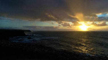 Uçurumlarıyla, renkleriyle ve deniziyle kıyı şeridi
