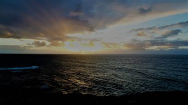 Uçurumlarıyla, renkleriyle ve deniziyle kıyı şeridi