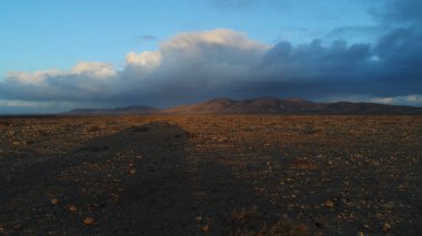 Uçurumlarıyla, renkleriyle ve deniziyle kıyı şeridi