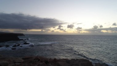 Uçurumlarıyla, renkleriyle ve deniziyle kıyı şeridi