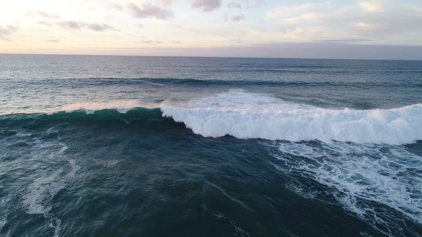 절벽과 색깔과 바다를 수있는 해안선의 — 스톡 사진
