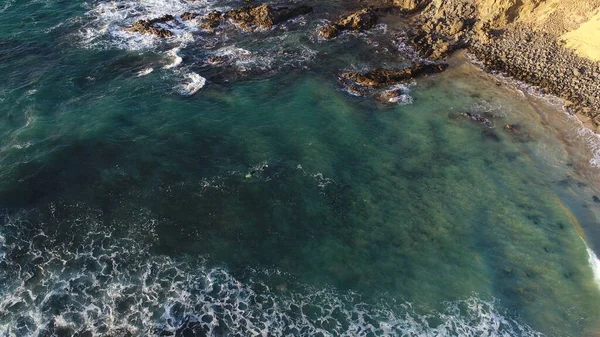 Coasta Stâncile Sale Culorile Sale Marea Fiind Observată — Fotografie, imagine de stoc