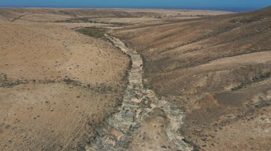 Uçurumlarıyla, renkleriyle ve deniziyle kıyı şeridi