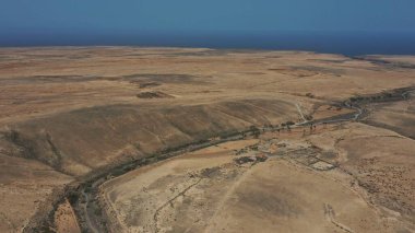 Uçurumlarıyla, renkleriyle ve deniziyle kıyı şeridi