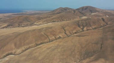 Uçurumlarıyla, renkleriyle ve deniziyle kıyı şeridi