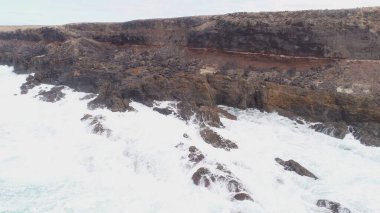 Uçurumlarıyla, renkleriyle ve deniziyle kıyı şeridi