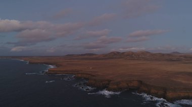 Uçurumlarıyla, renkleriyle ve deniziyle kıyı şeridi