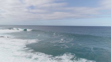 Uçurumlarıyla, renkleriyle ve deniziyle kıyı şeridi