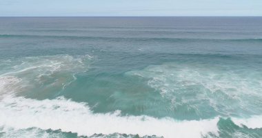 Uçurumlarıyla, renkleriyle ve deniziyle kıyı şeridi