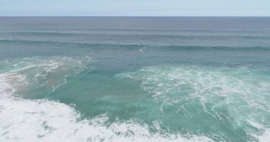 Uçurumlarıyla, renkleriyle ve deniziyle kıyı şeridi