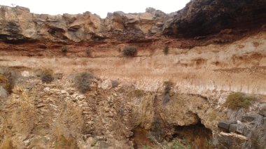 Uçurumlarıyla, renkleriyle ve deniziyle kıyı şeridi