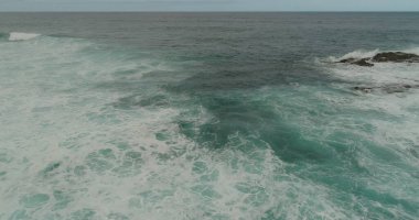 Uçurumlarıyla, renkleriyle ve deniziyle kıyı şeridi