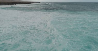 Uçurumlarıyla, renkleriyle ve deniziyle kıyı şeridi