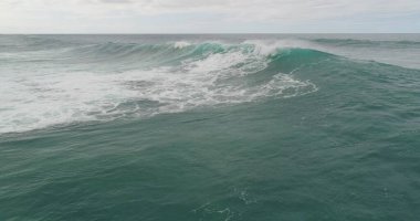 Uçurumlarıyla, renkleriyle ve deniziyle kıyı şeridi