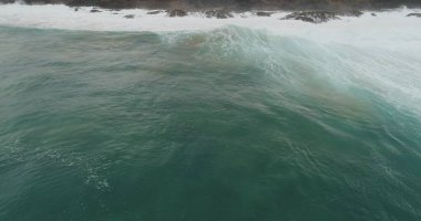 Uçurumlarıyla, renkleriyle ve deniziyle kıyı şeridi