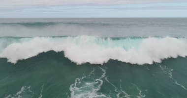 Uçurumlarıyla, renkleriyle ve deniziyle kıyı şeridi