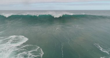 Uçurumlarıyla, renkleriyle ve deniziyle kıyı şeridi