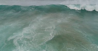 Uçurumlarıyla, renkleriyle ve deniziyle kıyı şeridi