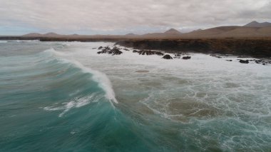 Uçurumlarıyla, renkleriyle ve deniziyle kıyı şeridi