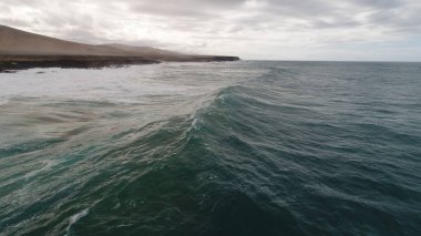 Kayalıklarla, renkleriyle ve deniziyle kıyı şeridi