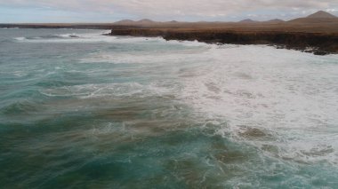 Kayalıklarla, renkleriyle ve deniziyle kıyı şeridi