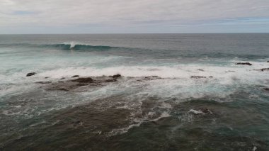 Kayalıklarla, renkleriyle ve deniziyle kıyı şeridi