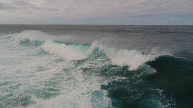 Kayalıklarla, renkleriyle ve deniziyle kıyı şeridi