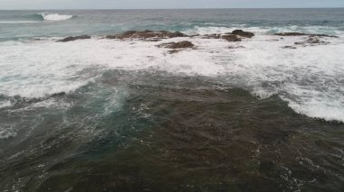 Kayalıklarla, renkleriyle ve deniziyle kıyı şeridi