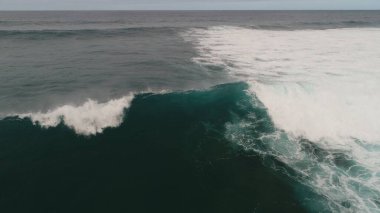 Kayalıklarla, renkleriyle ve deniziyle kıyı şeridi