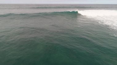 Kayalıklarla, renkleriyle ve deniziyle kıyı şeridi