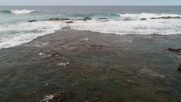 崖とその色と海が注目されている海岸線 — ストック写真