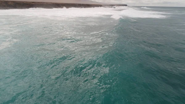 Kayalıklarla, renkleriyle ve deniziyle kıyı şeridi